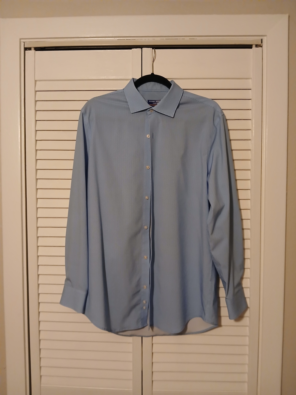 32/33 Men's Light Blue Button-Down Dress Shirt With Subtle Check Print
